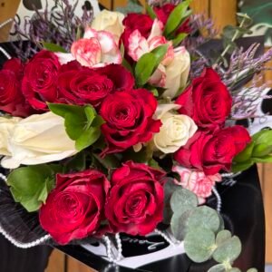 Bouquet de roses rouges et blanches