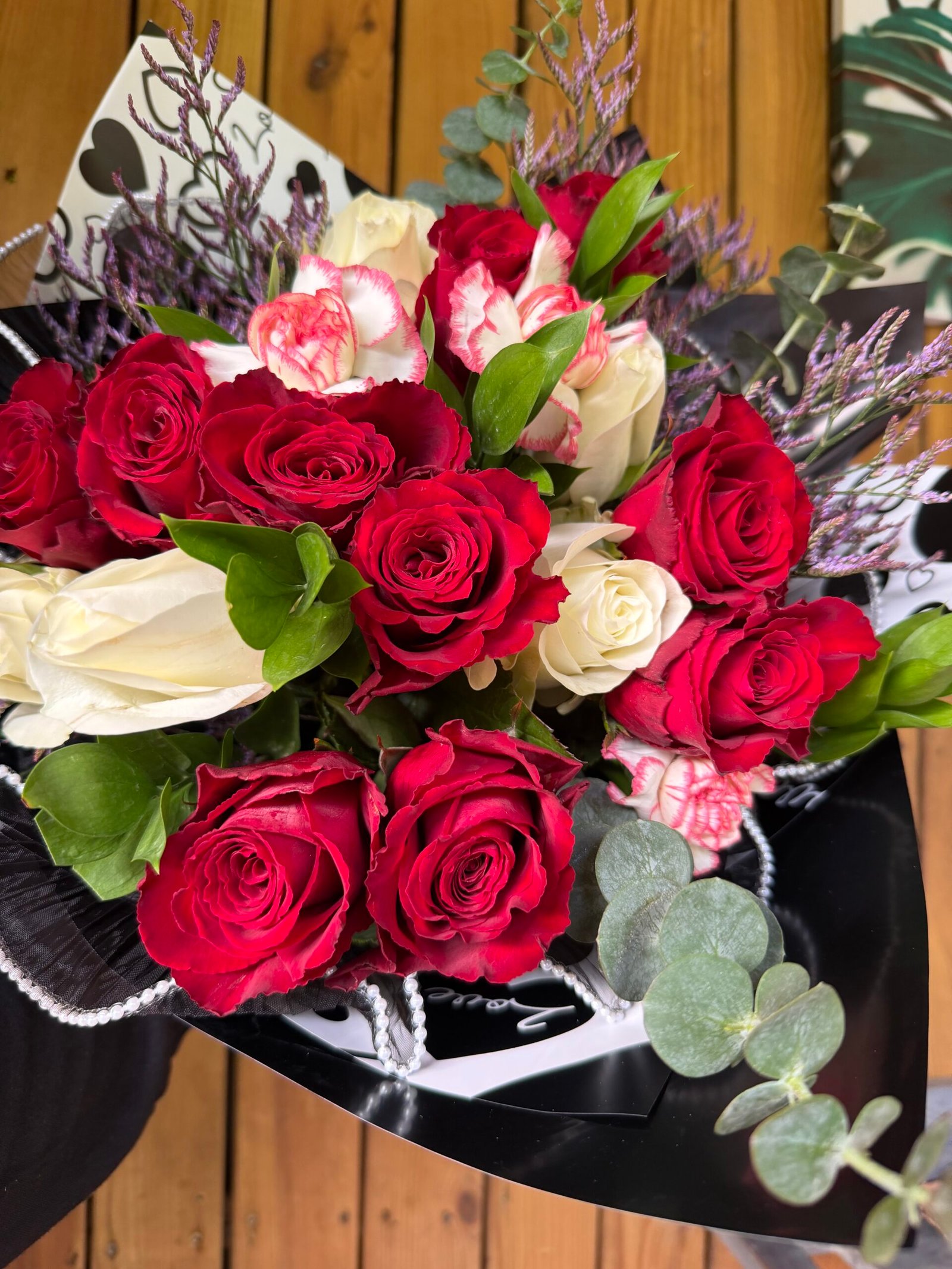 Bouquet de roses rouges et blanches