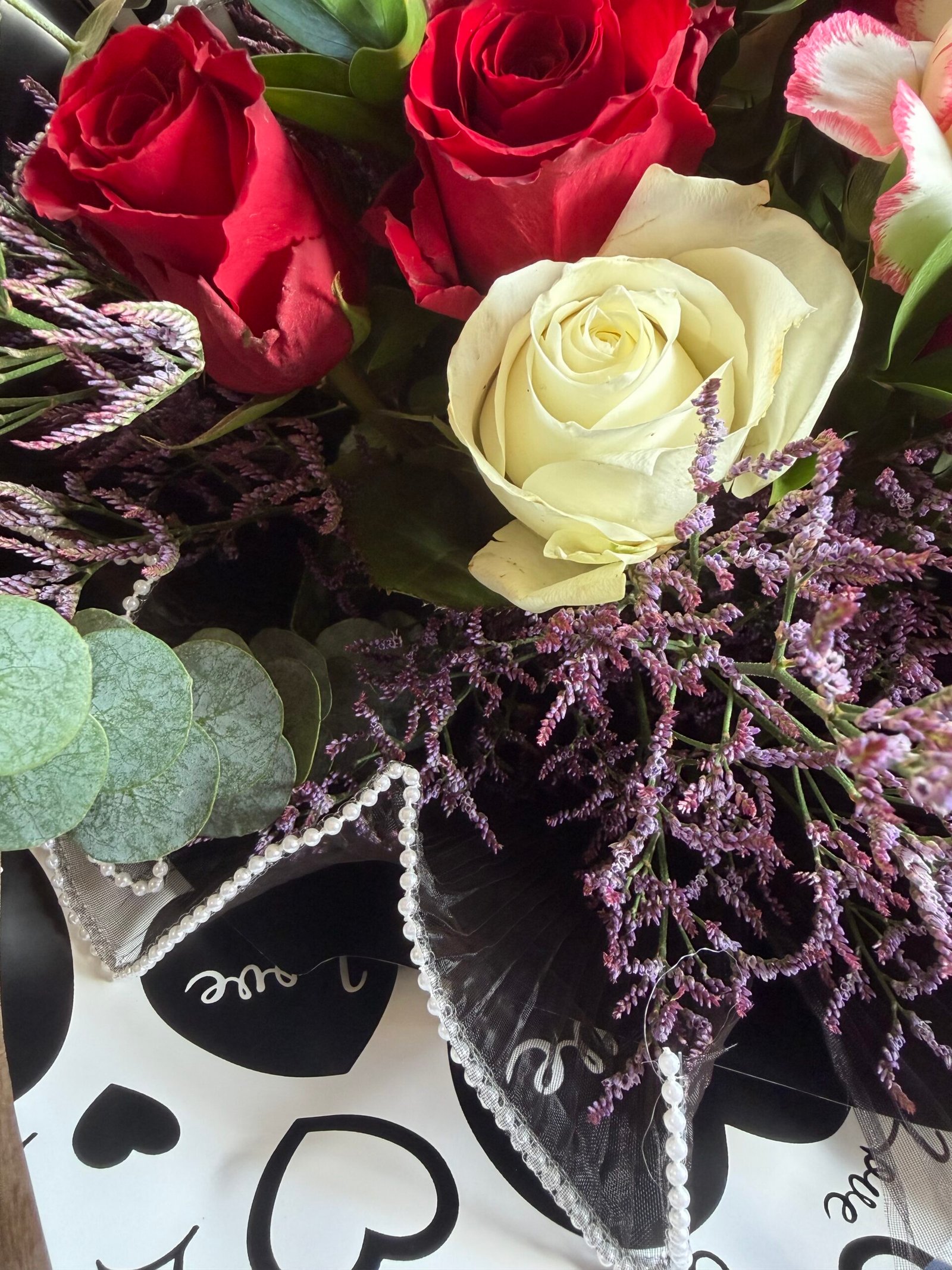 Bouquet de roses rouges et blanches – Image 3